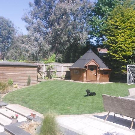 בורנמות' Beach House, With Bbq Lodge And Hot Tub! מראה חיצוני תמונה